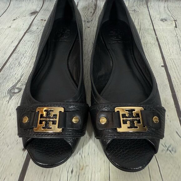 Tory Burch Open Toe Sandals Women Size 7 Embellished Black Gold Logo Flat Preppy - Picture 10 of 16
